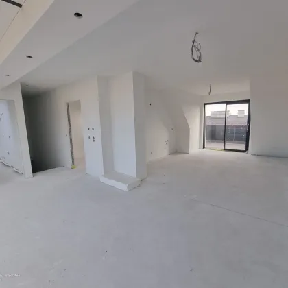Top DG Wohnung mit Terrasse und Panoramafenstern - 3 Zimmer mit großem Küchen-Essbereich! Kein Gas mehr! Modernste Ausführung! Luft-Wasserwärmepumpe, Klima und Photovoltaik! - Bild 3
