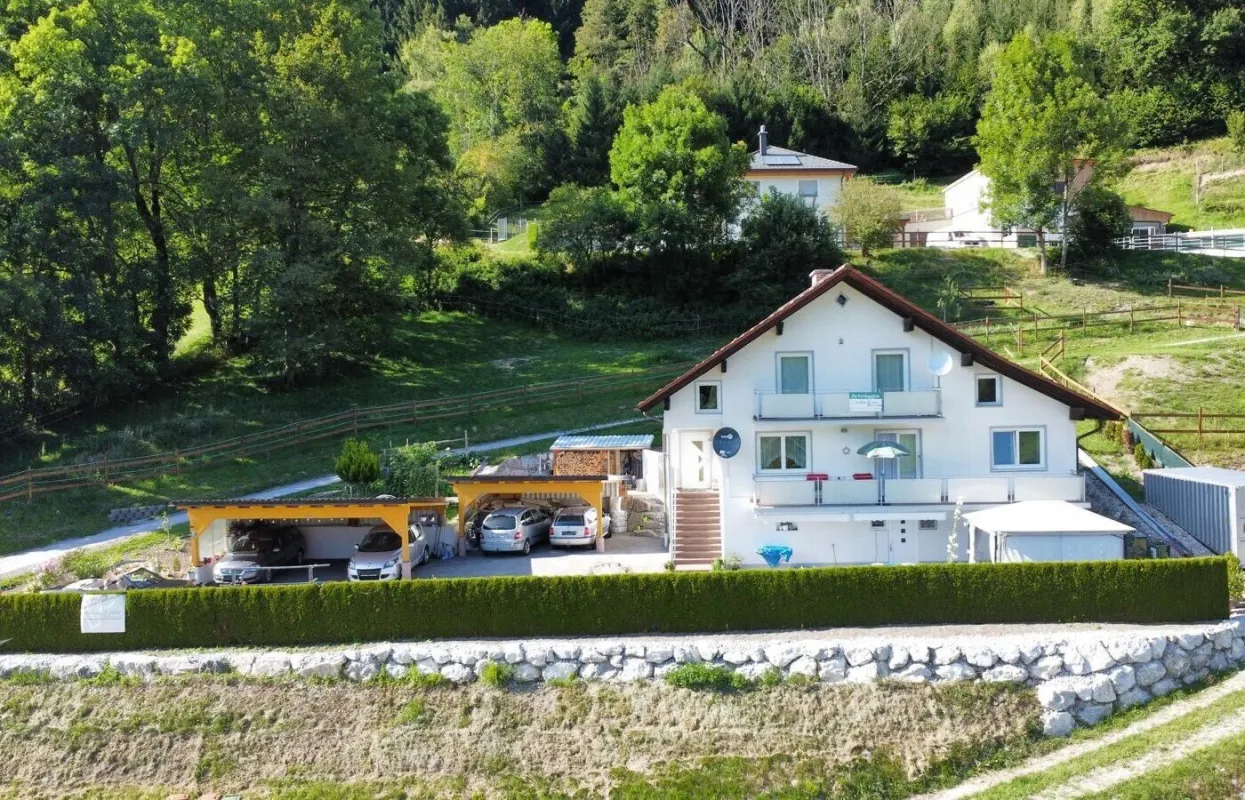 Wohnhaus mit eigener Wasserquelle, Carports, Keller, Balkone! - Bild 1