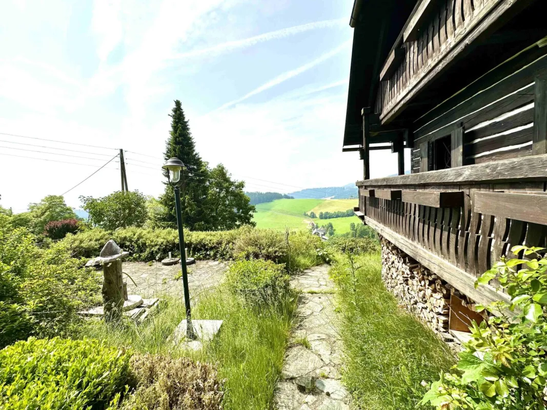 Idyllische Almhütte mit eigener Sauna auf 1.200 Meter Seehöhe mit atemberaubendem Weitblick auf die Koralm in wunderschöner Lage nahe dem Kärntner Klopeiner See - Bild 1