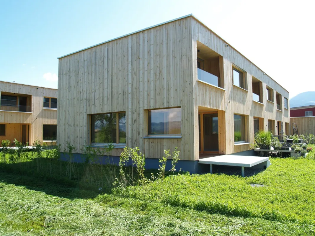 Feldkirch Gisingen Guldenäcker - Vollholz Reihenhaus mit 5 Zimmer, Garten und Carport, Top Lage, kurzfristig beziehbar - Bild 1