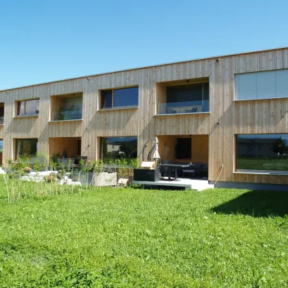 Feldkirch Gisingen Guldenäcker - Vollholz Reihenhaus mit 5 Zimmer, Garten und Carport, Top Lage, kurzfristig beziehbar - Bild 2