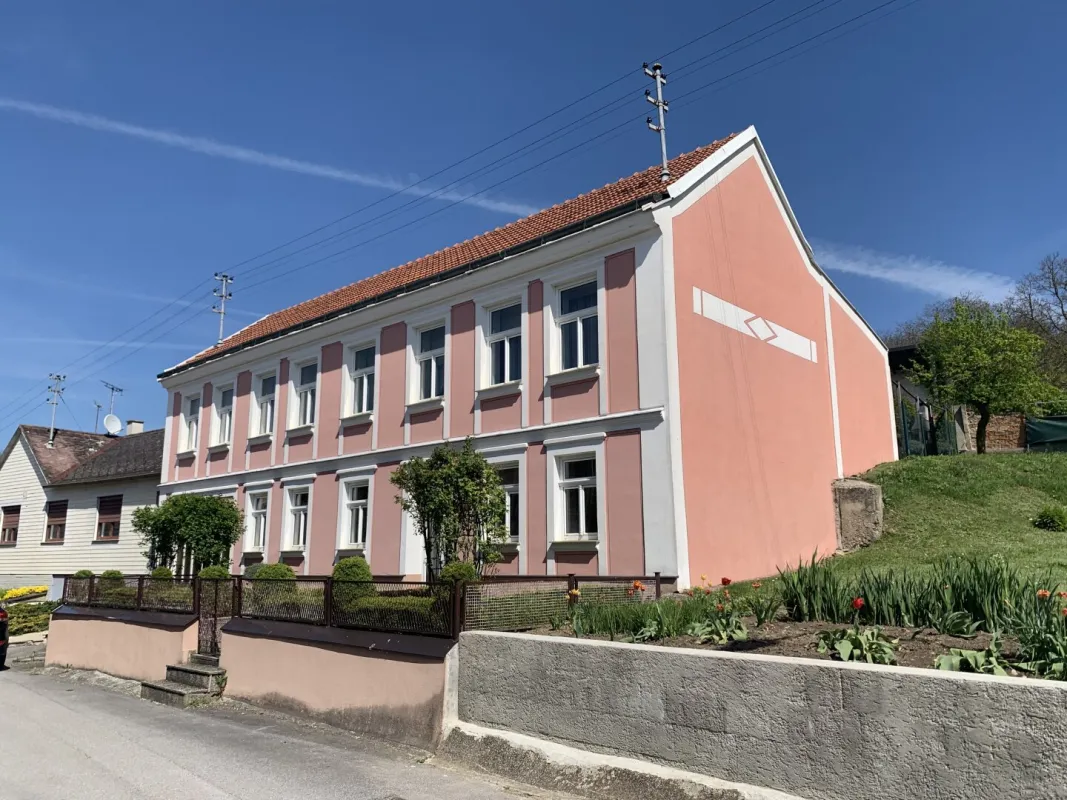 Großes Wohnhaus mit 2 Presshäusern und Gewölbekellern - Bild 1