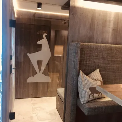 Direkt in Kitzbühel: Außergewöhnliches Stadt-Domizil im exklusiven Chalet-Stil. - Bild 2