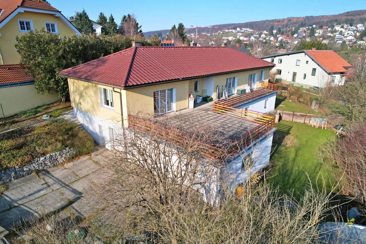 Mehrfamilienhaus mit Traumterrasse und Naturgarten in Zentrumsnähe - Bild 1