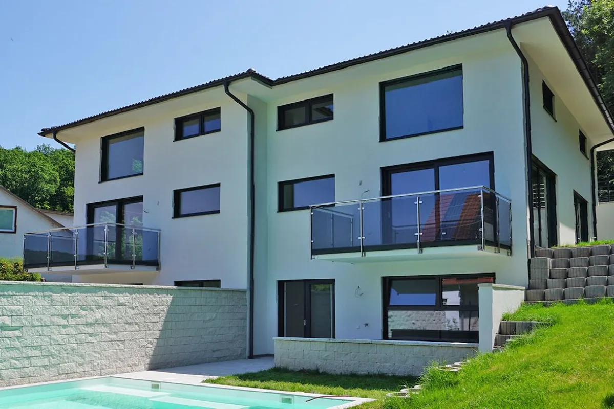 Erstbezug: Schlüsselfertige Doppelhaushälfte mit Pool an der Wiener Stadtgrenze - Bild 1