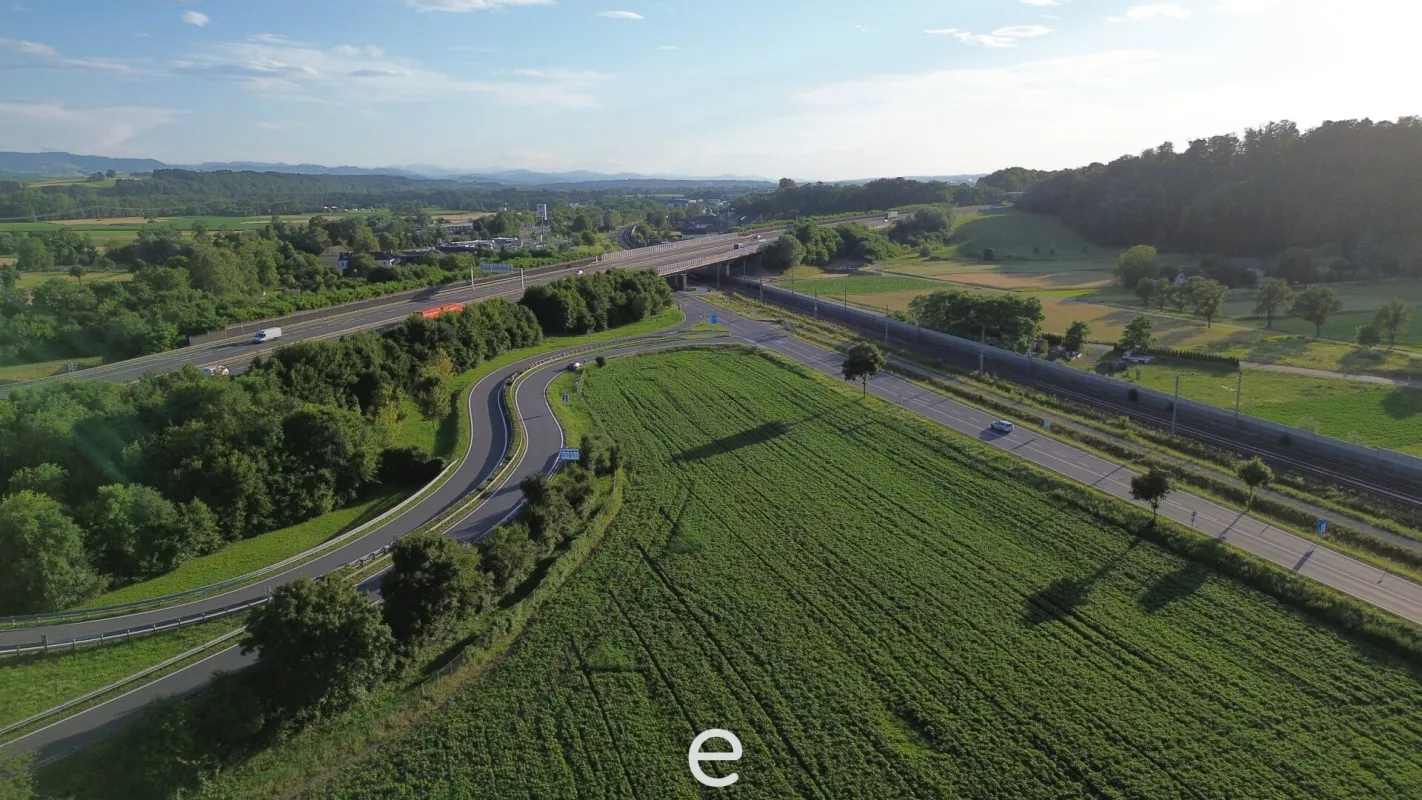 Großes Betriebsbaugrundstück an der A1 zu verkaufen - Bild 1