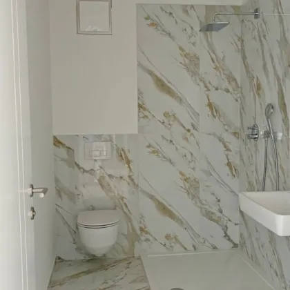 Moderne Architektur inmitten der Natur - Hochwertige Dachgeschoss 3-Zimmer Wohnung mit Balkon! - Bild 3