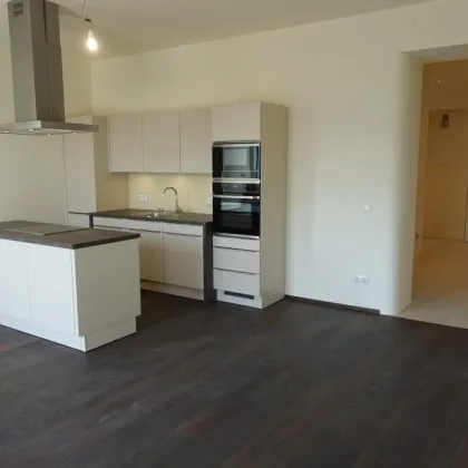 Zentrale 3-Zimmerwohnung mit Balkon! Moderne Wohnküche plus Klimaanlage mit Blick auf die Stadt. - Bild 3