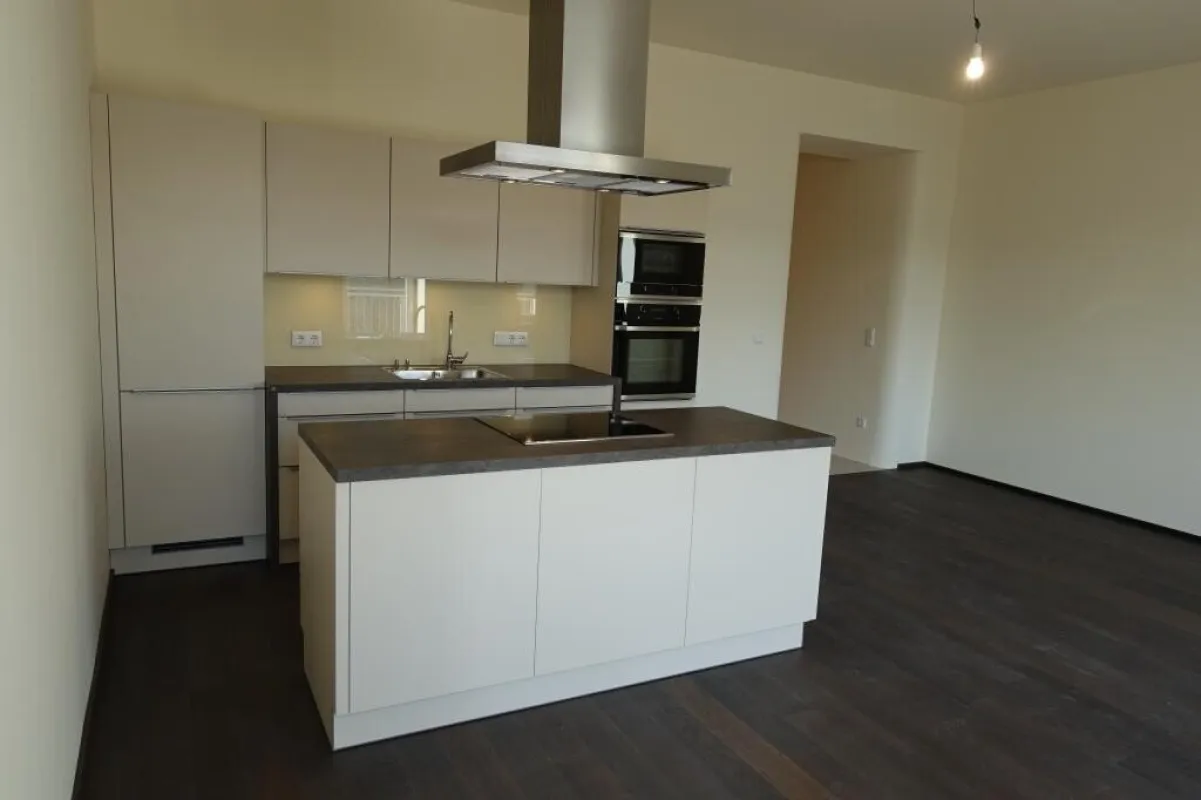 Zentrale 3-Zimmerwohnung mit Balkon! Moderne Wohnküche plus Klimaanlage mit Blick auf die Stadt. - Bild 1