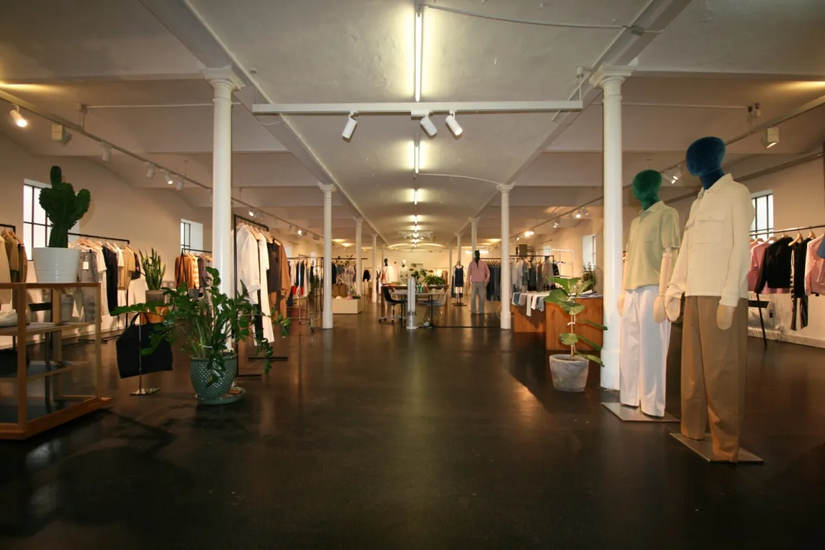 Ausstellungsfläche / Büro mit großzügigen Lagerflächen in Salzburg Nord - Bild 1