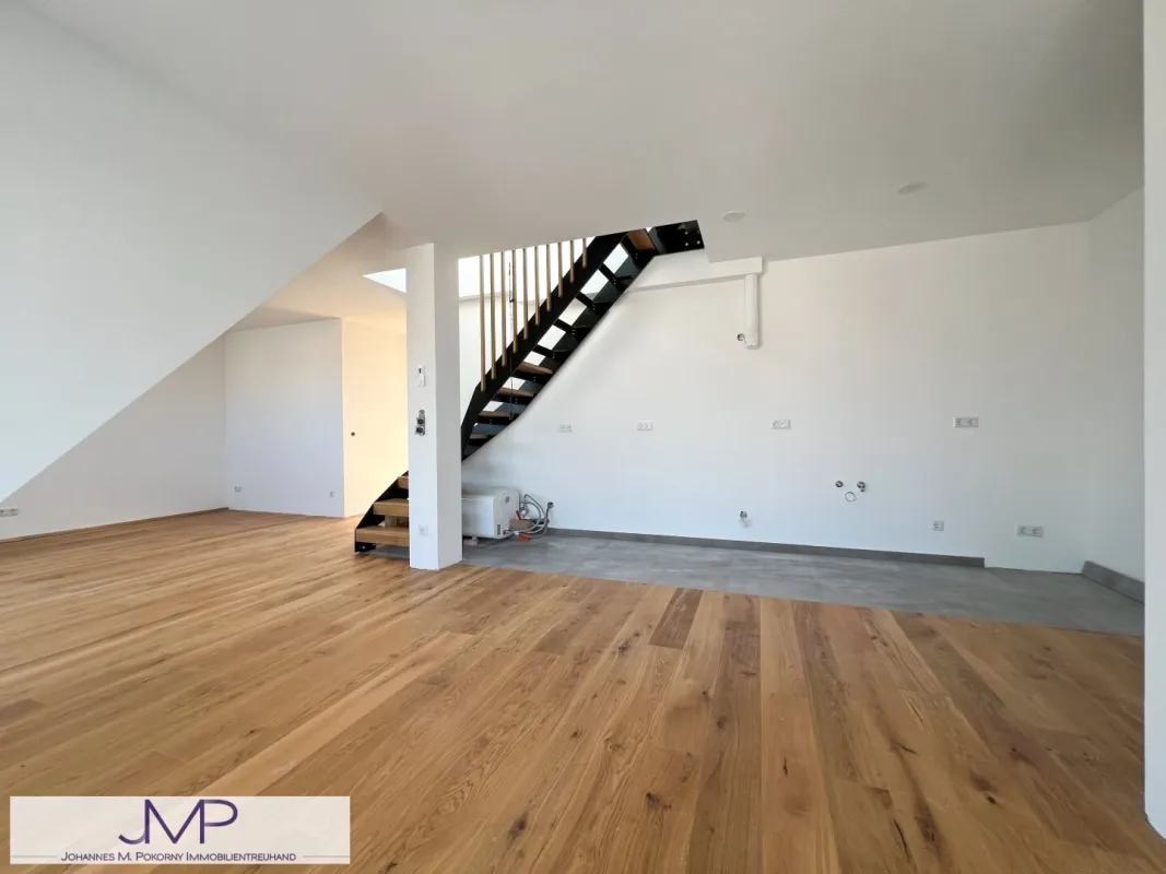 Helle und freundliche 2-Zimmer DG Wohnung mit Balkon und großer Dachterrasse mit 360° Stadtblick! - Bild 1