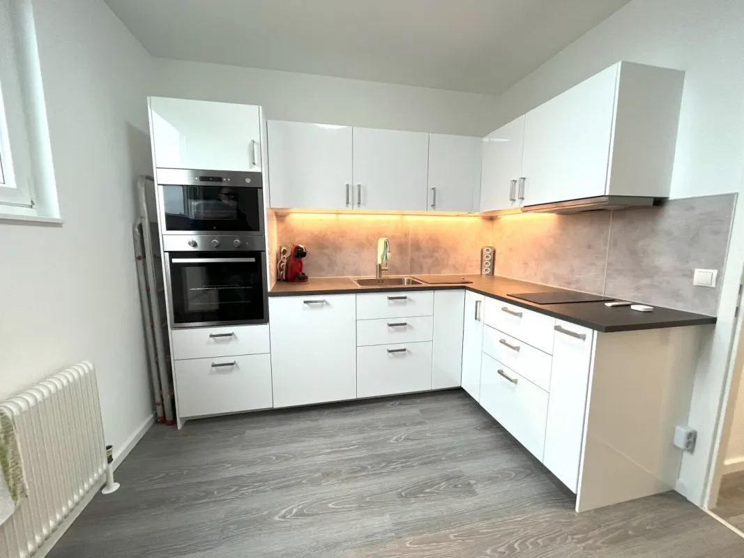 Helle, renovierte 2-Zimmer-Wohnung mit Loggia im 5. Liftstock in Baden - Bild 1