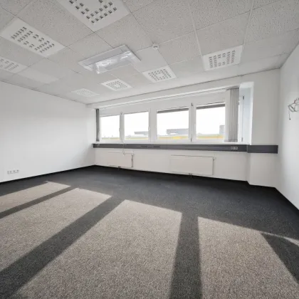 56m² Büro mit zwei Arbeitsräumen und Teeküche im IZ-Süd | Parkplätze - Bild 2