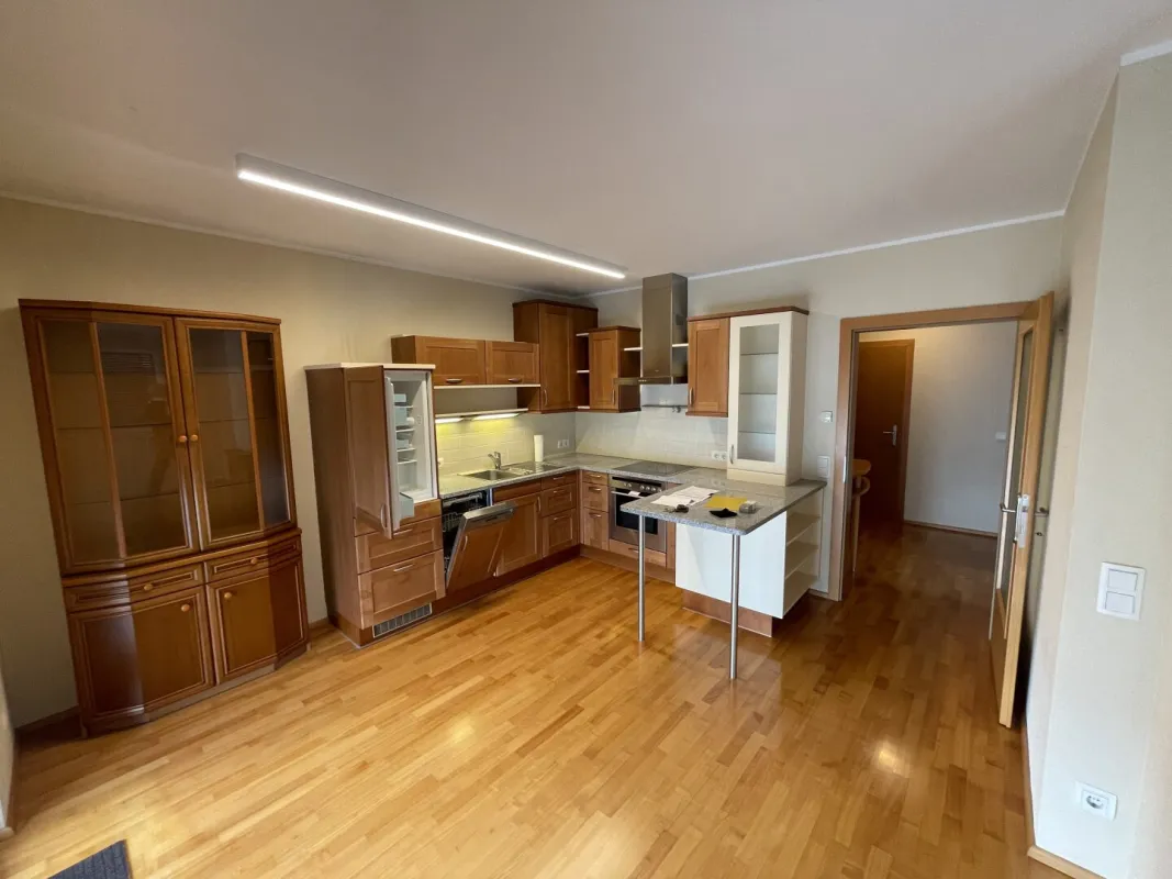 3-Zimmer-Wohnung mit möblierter Küche, Terrasse und Garagenparkplatz in beliebter Wohngegend Schärding - Bild 1
