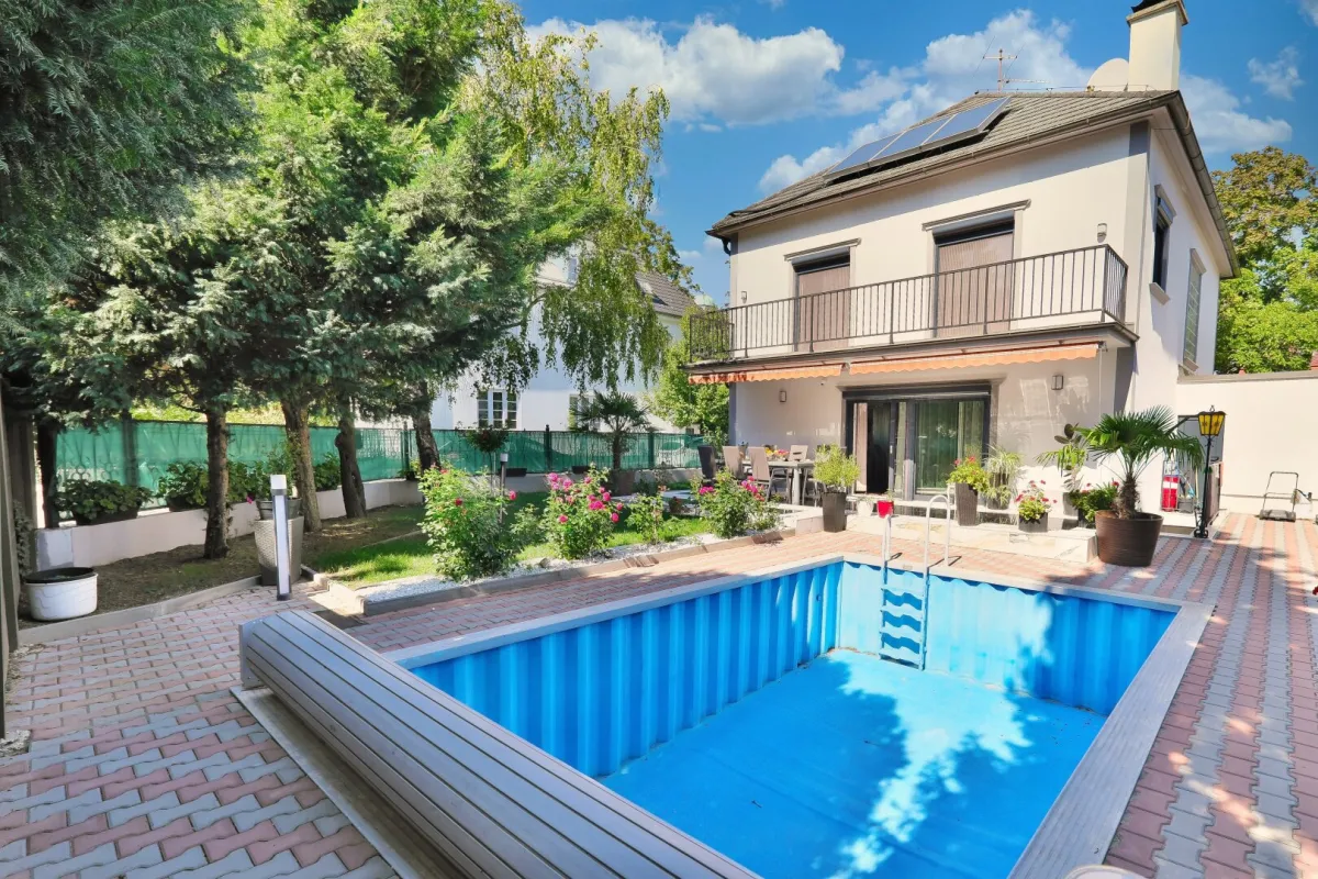 Stadtvilla in Bestlage von Hietzing, 6 Haupträume, 15 Nebenräume, Pool, Solaranlage, Sauna (mit eigener Privatstraße) - Bild 1