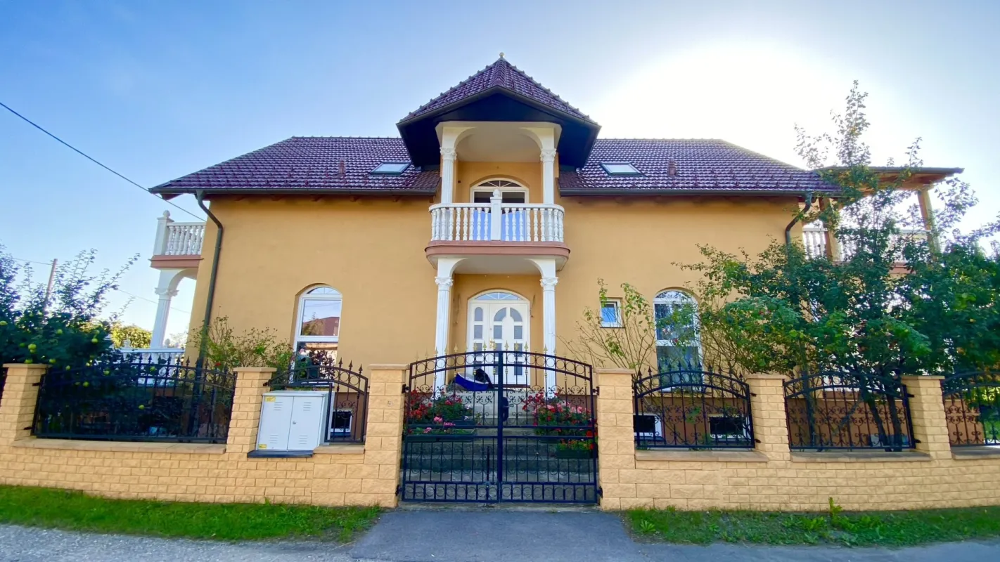 PRACHTVOLLE VILLA NÄHE WIEN mit Solaranlage, Granit, Sommerküche mit Grillplatz, Räucherofen und Pizzaofen - Bild 1