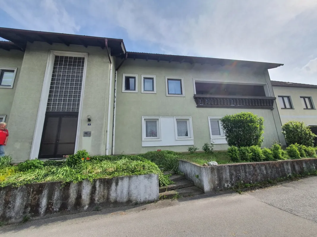 Großzügige Haushälfte mit Garten, Balkonen, Garage und Carports nahe St. Pölten - Bild 1