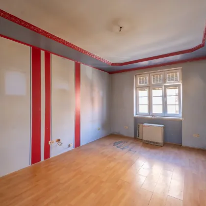 ++NEU++ Ruhige 2-Zimmer Altbau-Wohnung (sanierungsbedürftig) mit getrennter Küche - Umbau-Potenzial! - Bild 2