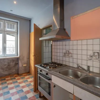 ++NEU++ Ruhige 2-Zimmer Altbau-Wohnung (sanierungsbedürftig) mit getrennter Küche - Umbau-Potenzial! - Bild 3