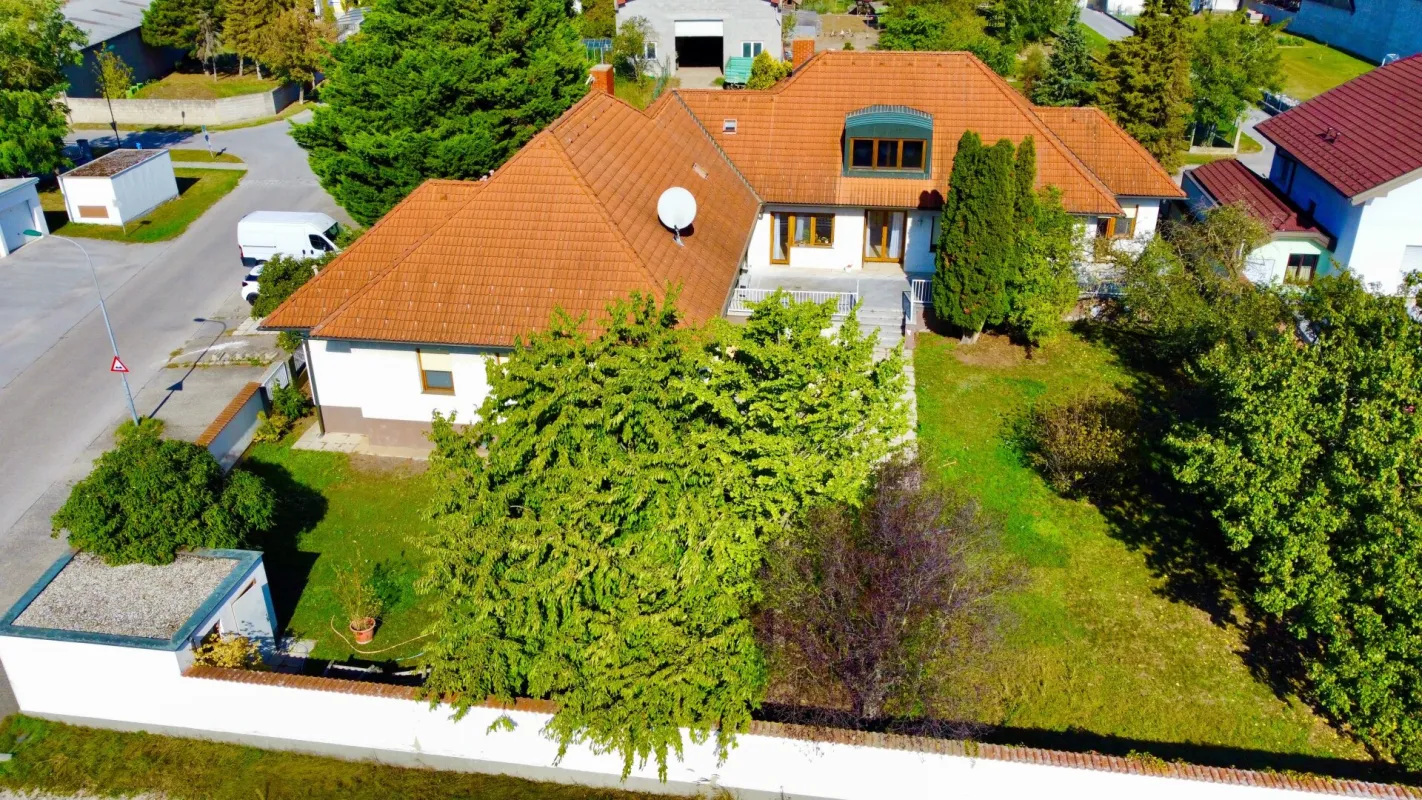 Exklusive Villa in Pama – Ehemaliges Doktorhaus mit Vielfältigen Nutzungsmöglichkeiten - Bild 1