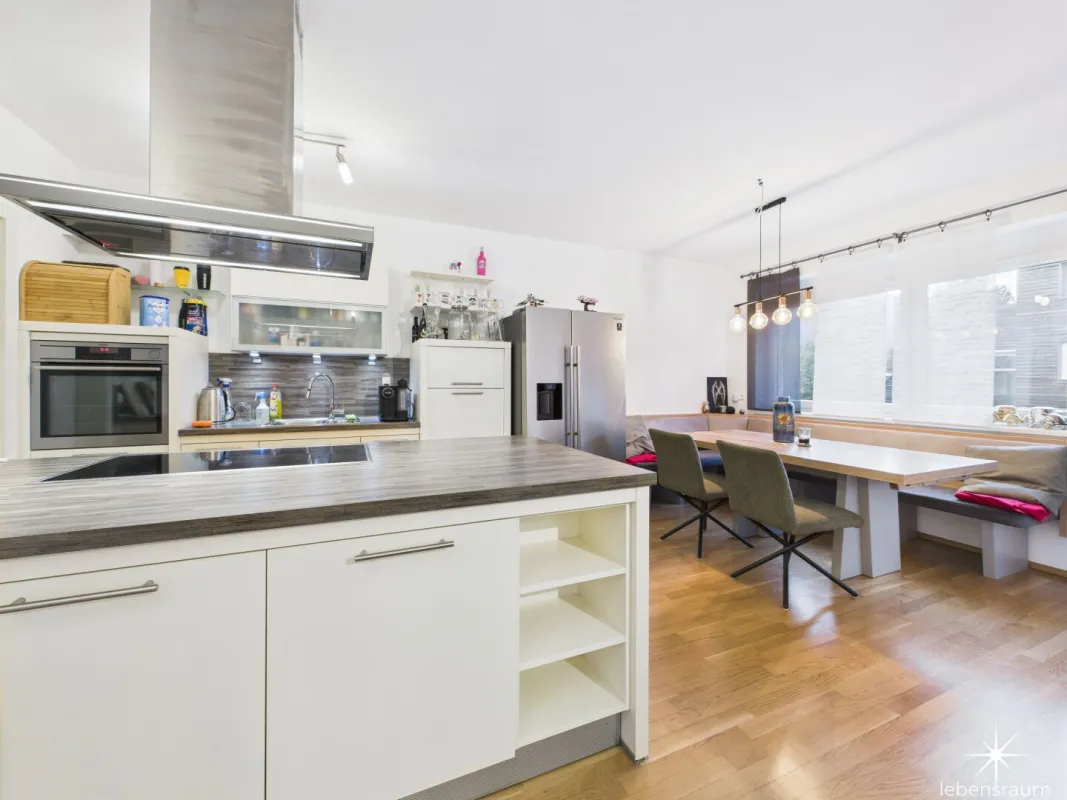 Zentrales Wohlfühlzuhause in Spittal: Moderne 4 - Zimmer Wohnung mit Balkon & 2 Tiefgaragenplätzen. - Bild 1