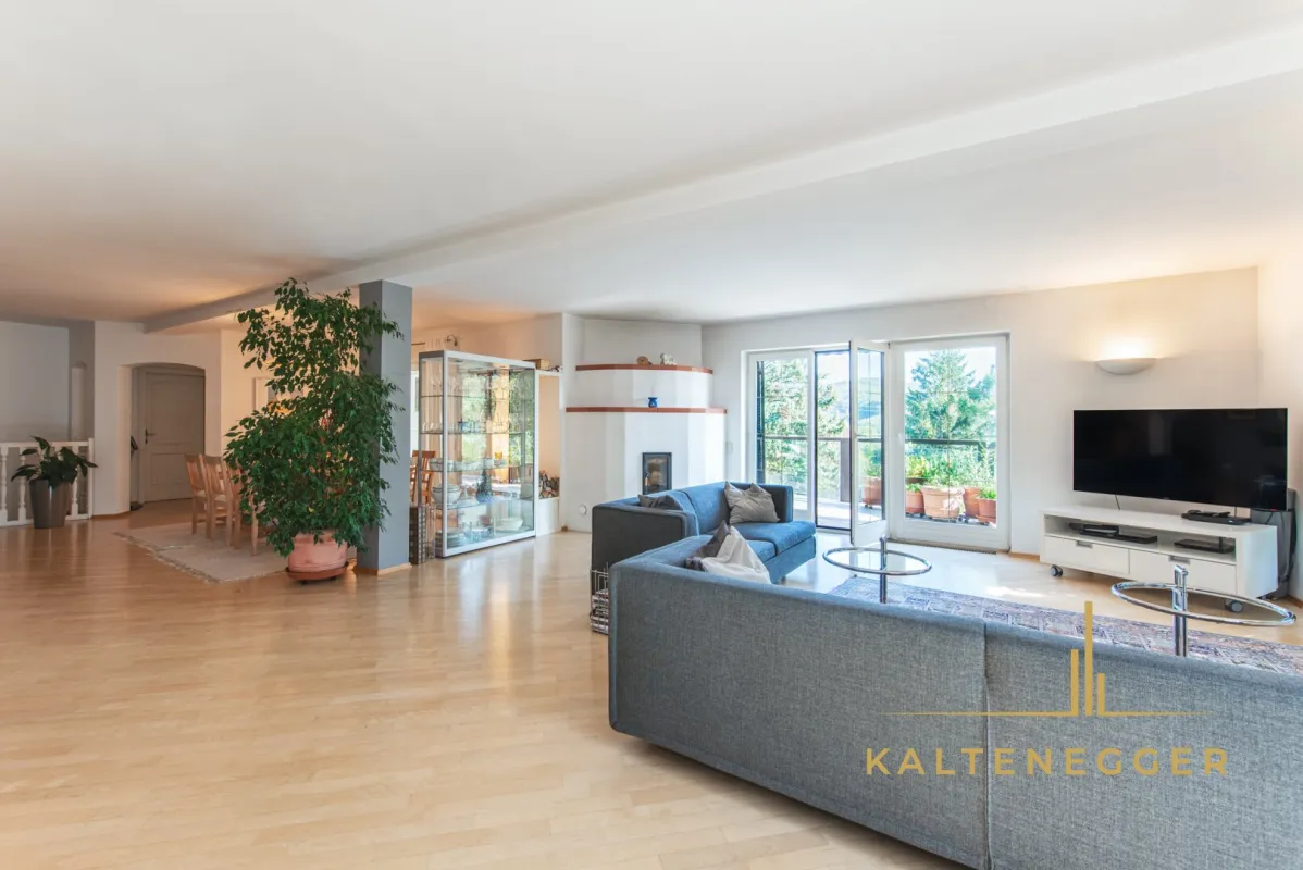Traumgrundstück mit 320 m² Villa, großem Pool und Fernblick - Bild 1