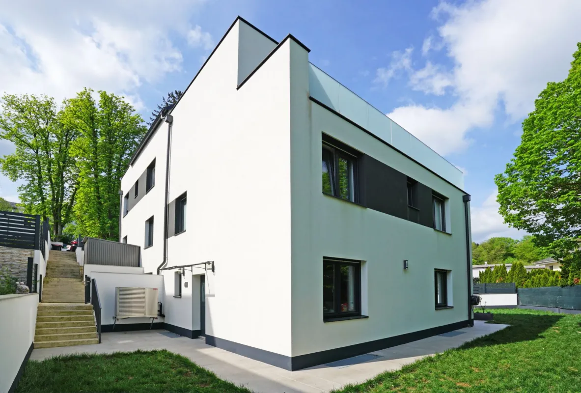 Neuwertige Doppelhaushälfte mit Photovoltaikanlage, Eigengarten, Garten- und Dachterrasse in Pressbaum! - Bild 1