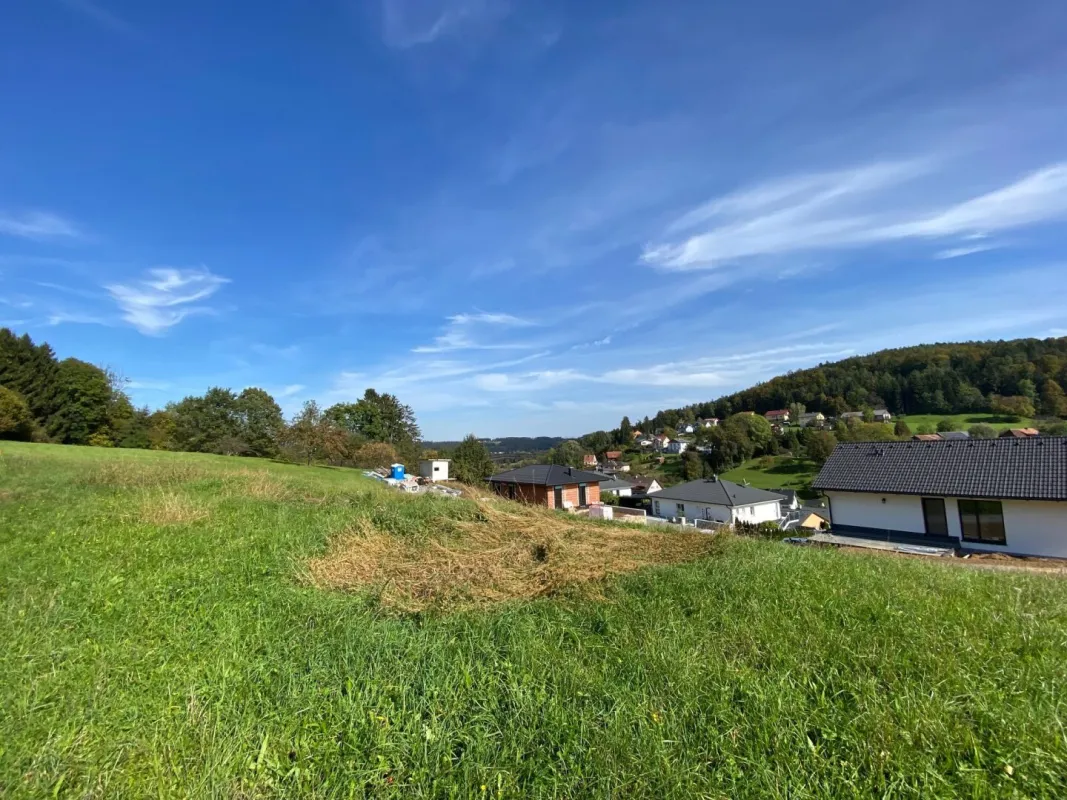 Sonniges Baugrundstück in traumhafter Aussichtslage mit vollständig genehmigten Bauprojekt - Bild 1