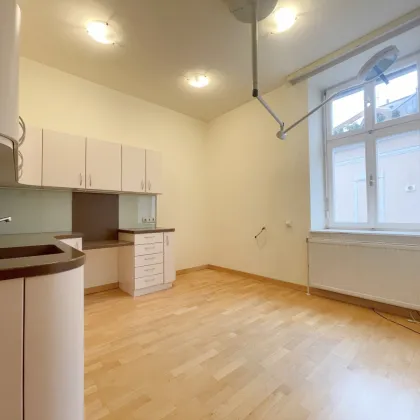 Ordination im Zentrum Badens - 12 EUR / m² - inkl. Parkplatz - Bild 3