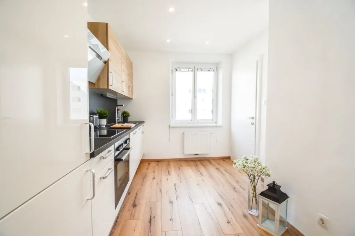*WOW*I LETZTER STOCK MIT LIFT I TOP SANIERT I DUSCHE I DESIGNER-KÜCHE I BAHNHOFNÄHE I HAUSTIERE WILLKOMMEN I SEHR MODERN I TOP GRUNDRISS I - Bild 1