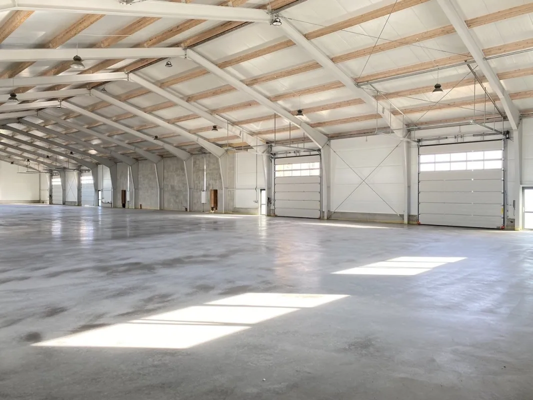 HALLE für Lagerung oder Produktion + BÜRO gleich bei Wien Nord // 100 kWp Photovoltaik + Luftwärmepumpe // Nähe G3, Autobahn, Brünner Straße - Bild 1