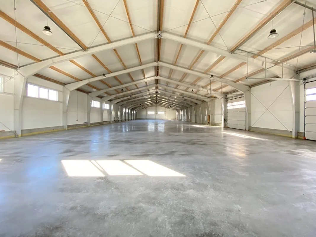 HALLE für Lagerung oder Produktion + BÜRO gleich bei Wien Nord // 50 kWp Photovoltaik + Luftwärmepumpe // Nähe G3, Autobahn, Brünner Straße - Bild 1