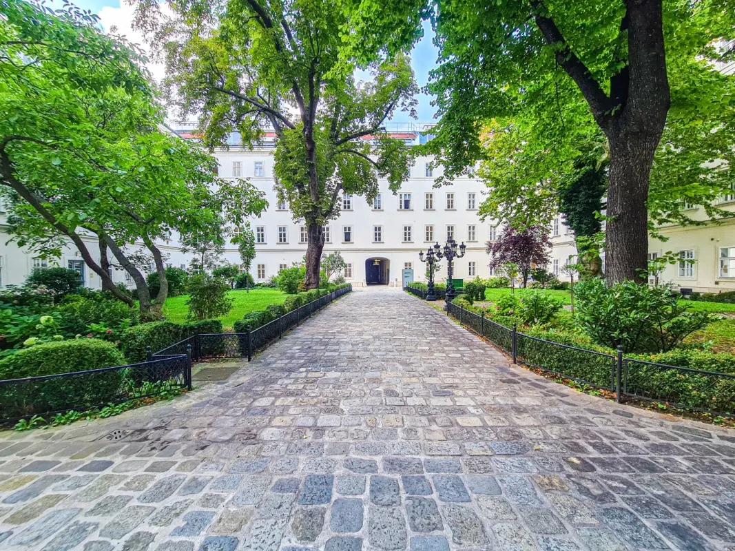 GENERALSANIERTE BÜROFLÄCHE IM DACHGESCHOSS - Historisches Gebäude am Stadtpark - Bild 1