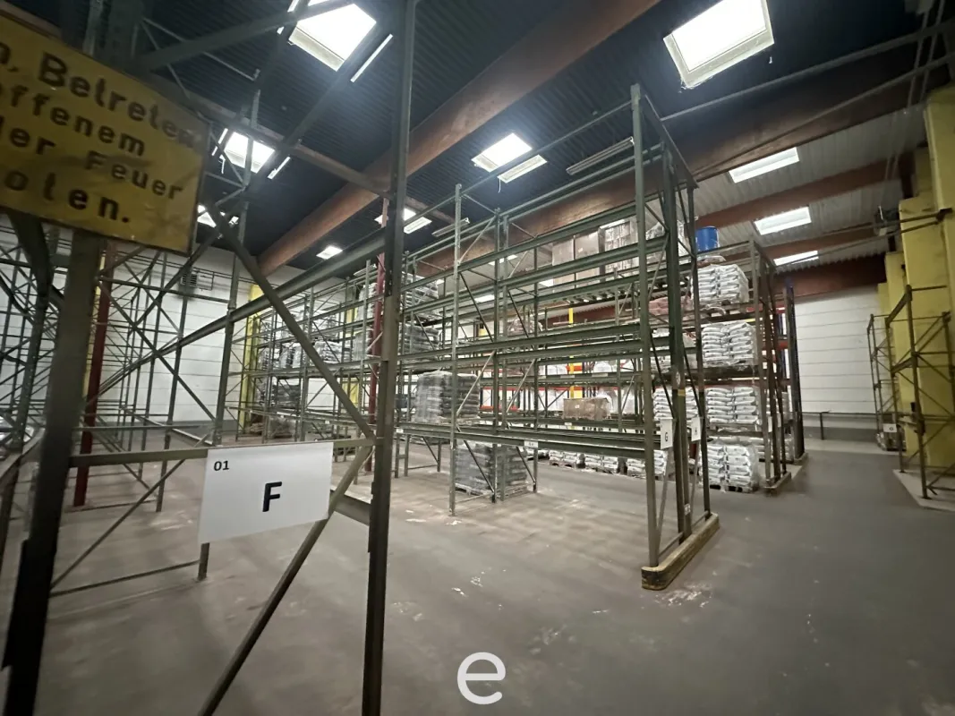 Lagerfläche von 250m² bis ca. 2.500m² mit 2x Laderampen in Linz/ Hafen kurzfristige Anmietung auch möglich. - Bild 1