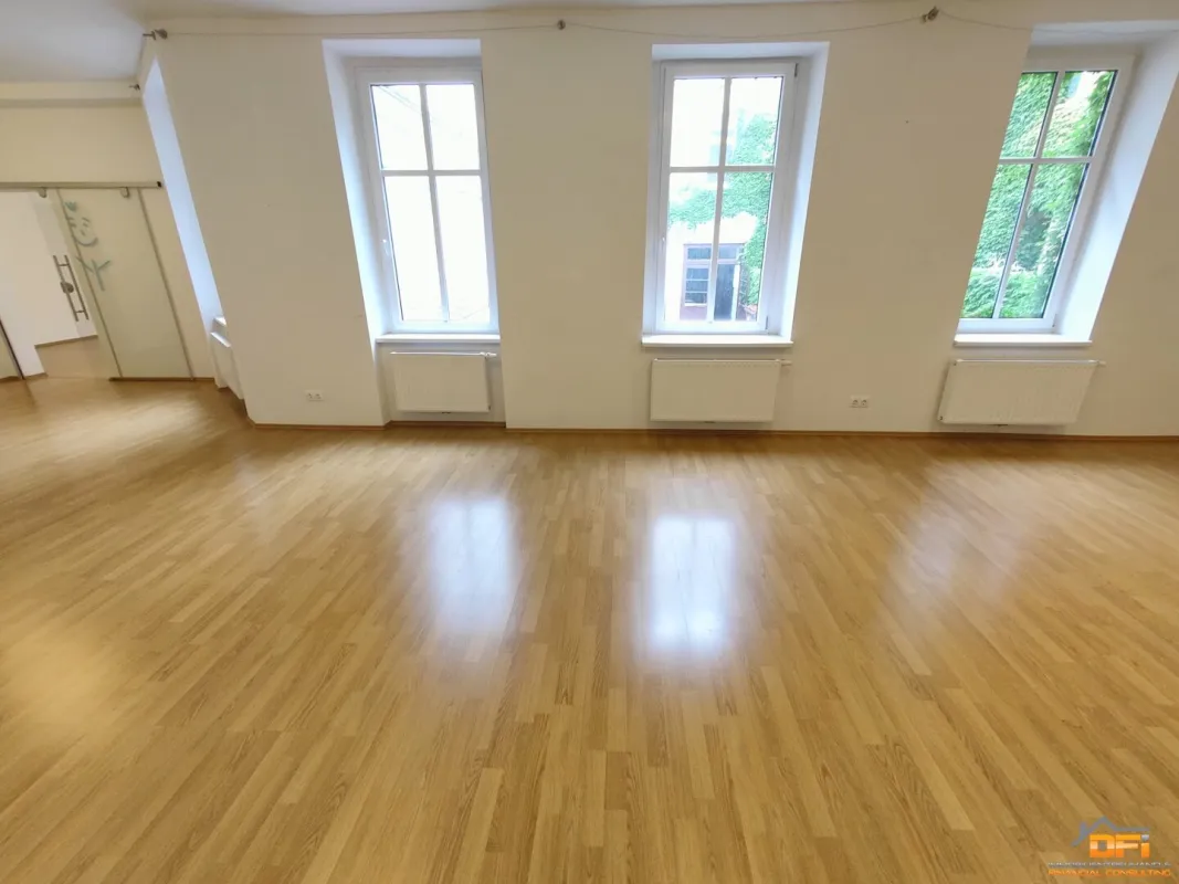 Interessantes Büro mit Rohdachbodenfläche (z.B. als Lager) mit vielseitger Nutzungsmöglichkeit in gut erreichbarer Lage - Bild 1