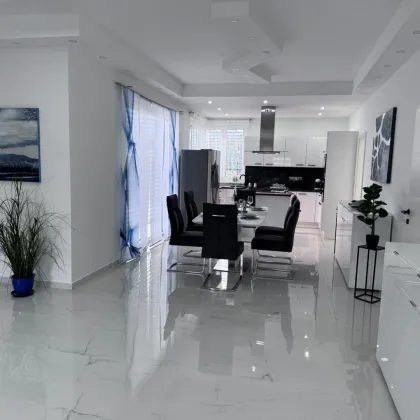 Hochmodernes Seehaus, Bungalow, 3 Zimmer, mit Garten und Terrasse, nur 4 Gehminuten vom Neufelder See entfernt - Bild 3