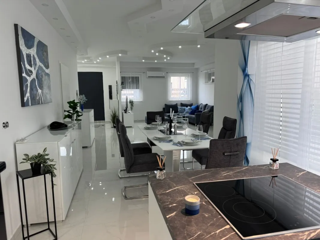 Hochmodernes Seehaus, Bungalow, 3 Zimmer, mit Garten und Terrasse, nur 4 Gehminuten vom Neufelder See entfernt - Bild 1