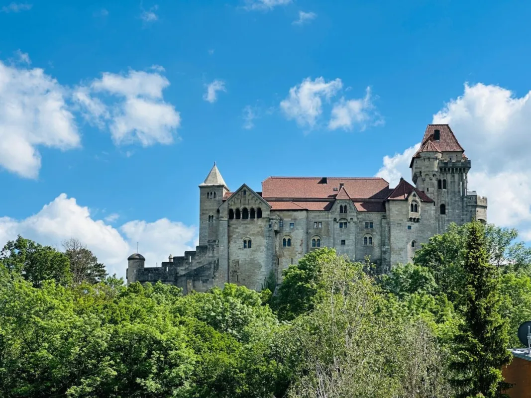 Exklusive Doppelhaushälften mit Traum-Ausblick auf die Burg Liechtenstein – schlüsselfertig mit Terrasse, Garten & Balkon! 4–5 Zimmer für höchste Wohnansprüche! - Bild 1