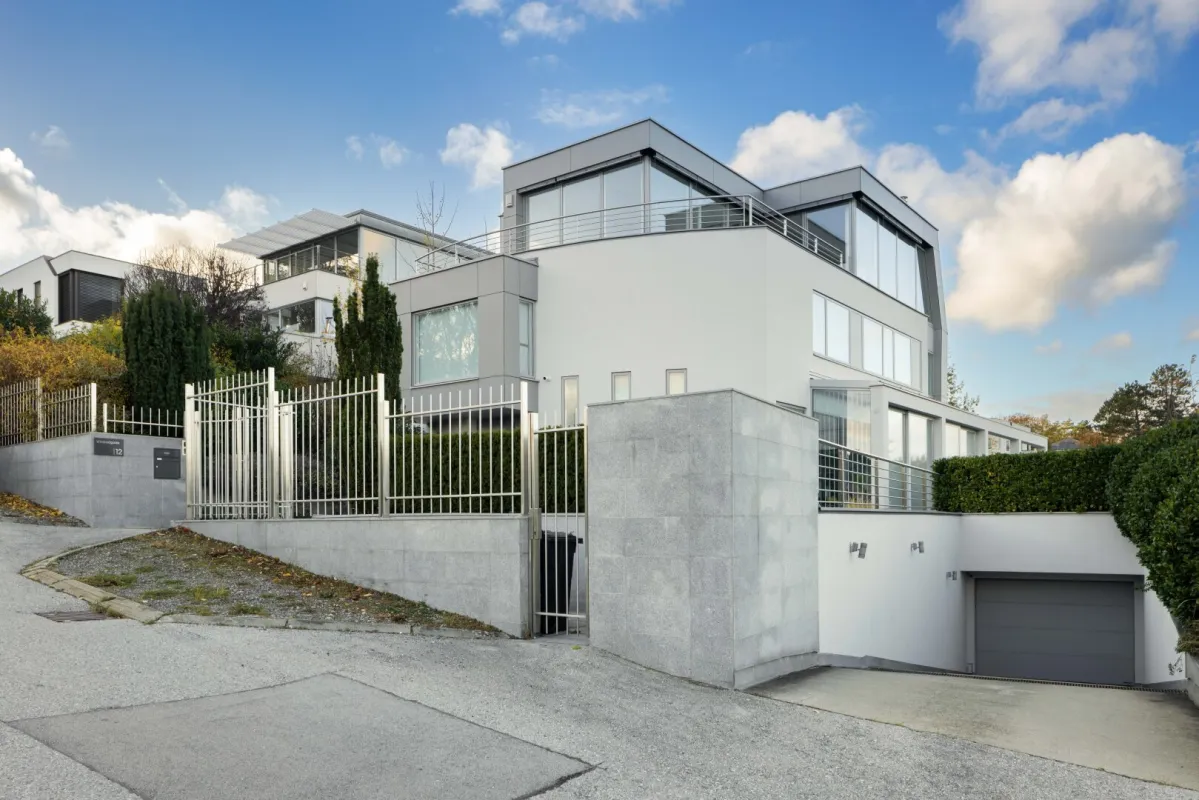 TOP ANGEBOT!!!Villa der Superlative in bester Lage in GIEßHÜBL | Traumhafter Panoramablick - Bild 1