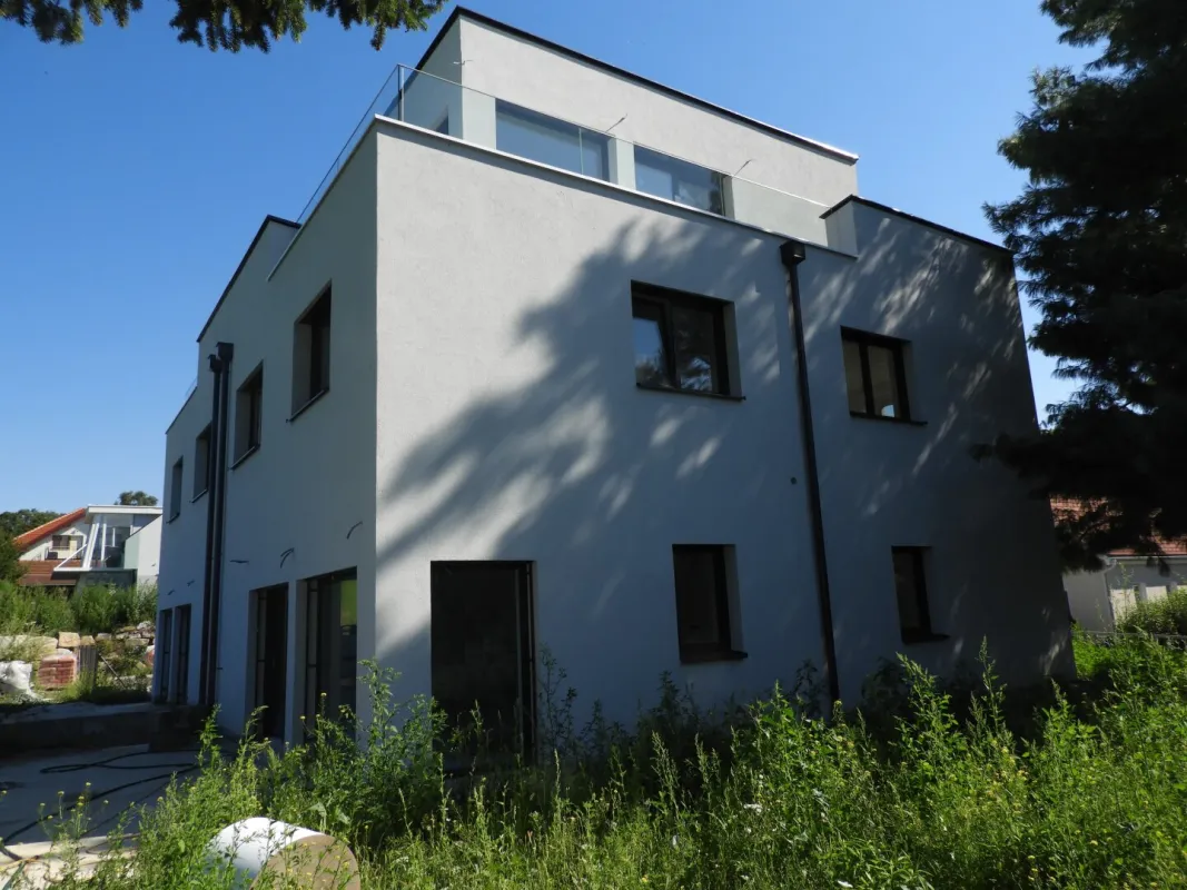 Wunderschöne Doppelhaushälfte mit 172m² Wfl., 5 Zi, Garten, Terrasse 2 Stellplätze in der Nähe von Wiener Neustadt - Bild 1