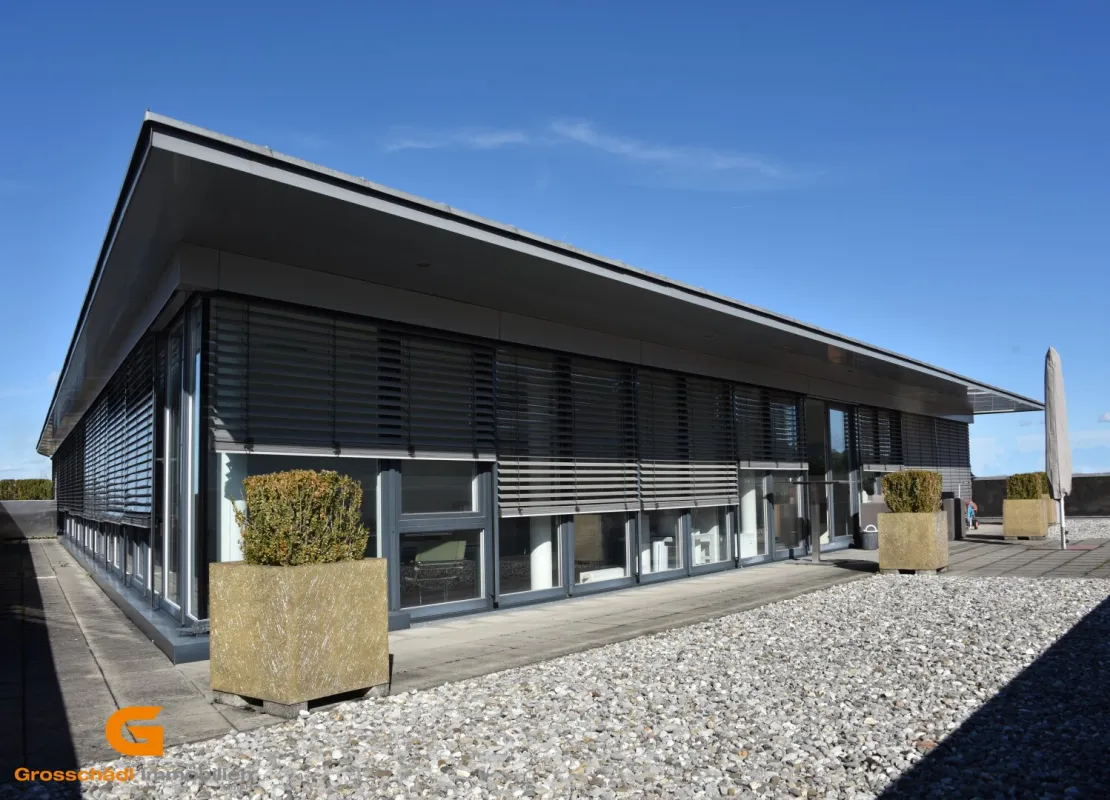 Arbeitsplatz trifft Weitblick: Penthousebüro in Stadtlage kaufen - Bild 1