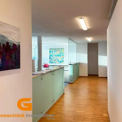 Arbeitsplatz trifft Weitblick: Penthousebüro in Stadtlage kaufen - Bild 2