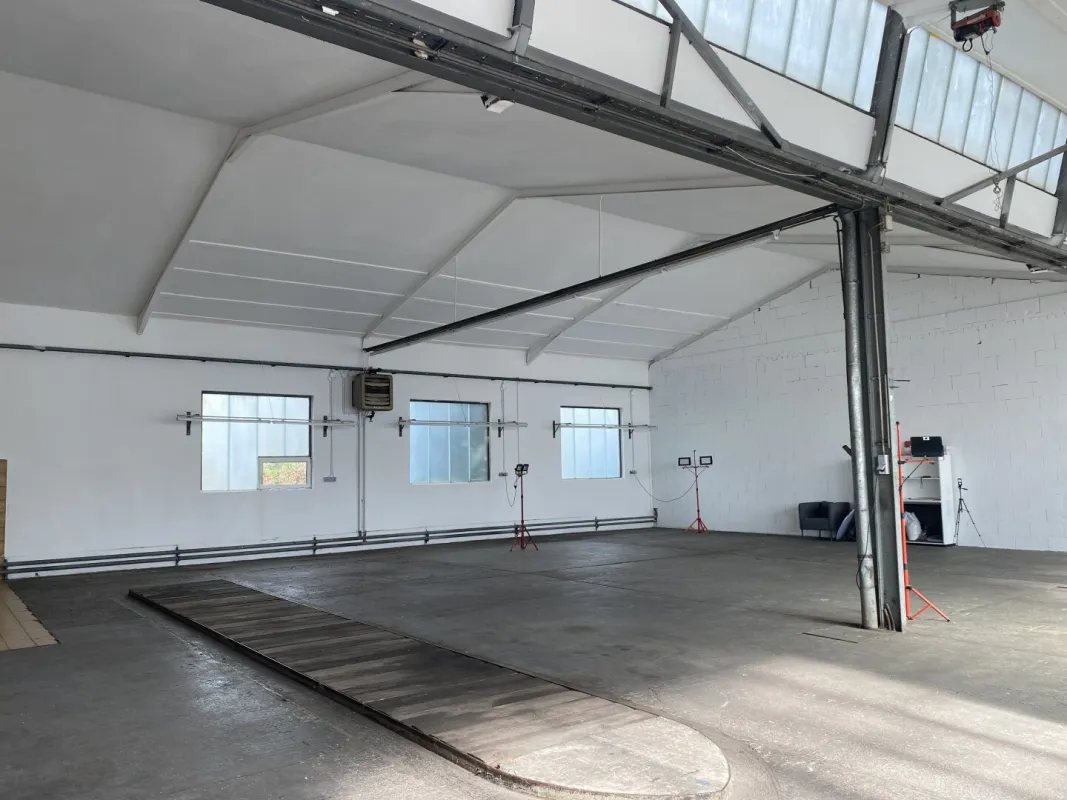 Helle Lagerhalle , 256 m2 und angrenzendes Büro mit 58 m2 - Bild 1