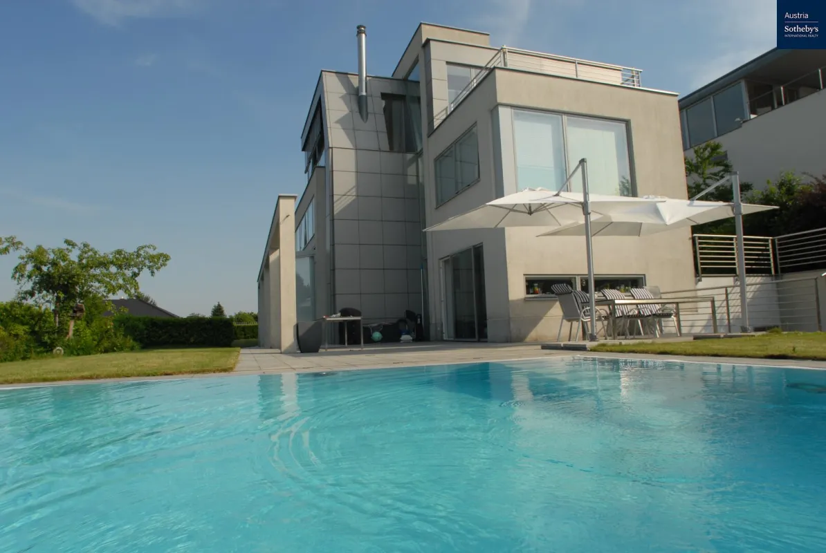 MODERNE LUXUSVILLA MIT TRAUMHAFTEM AUSBLICK AUF WIEN, NUR 20 MIN IN DIE WIENER CITY - Bild 1