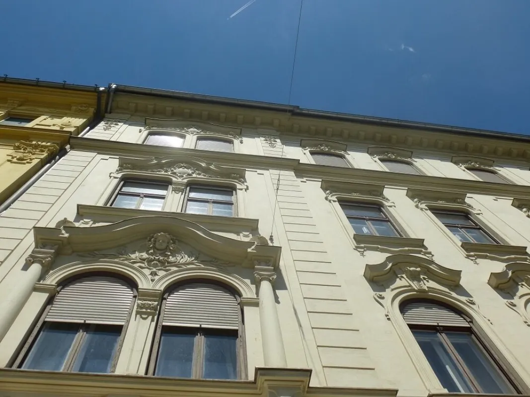 Dachgeschoss - 2 sanierte Wohneinheiten in einem wunderschönen Jugendstilhaus sowie KFZ-Tiefgaragenabstellplätze in absoluter Bestlage, direkt gegenüber der Karl-Franzens-Universität! - Bild 1