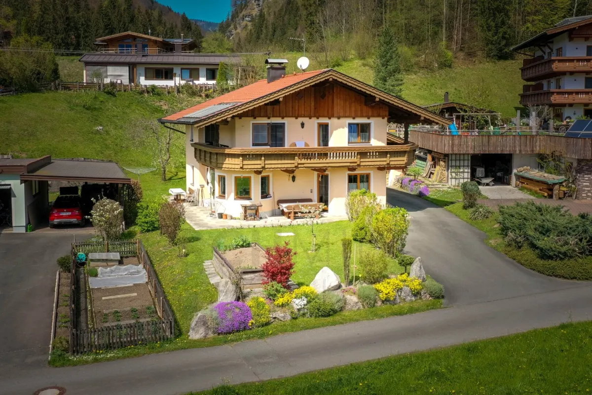 Wunderschönes Einfamilienhaus in  sonniger Top-Lage in Kössen - Bild 1