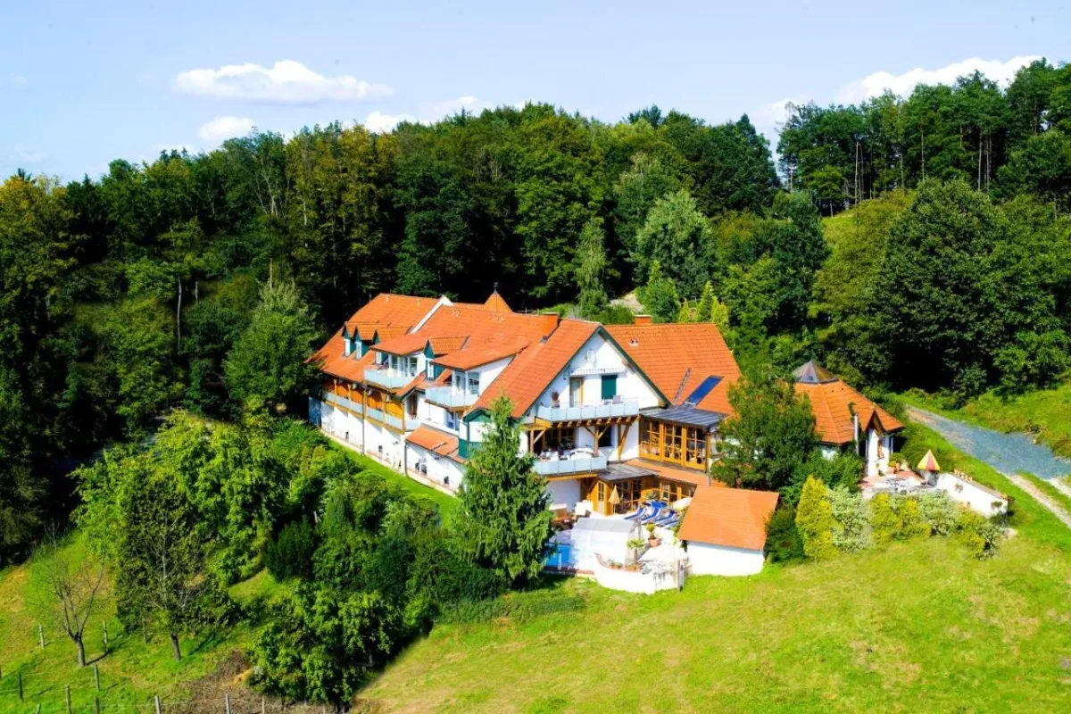 Bezauberndes 4-Sterne Boutique-Hotel Garni im malerischen steirischen Thermenland - Bild 1