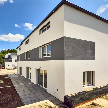 NEU! ++ ZIEGELMASSIV ++ 12 REIHENHÄUSER ++ 2 PKW-STELLPLÄTZE PRO HAUS ++ GARTEN & TERRASSE ++ BELAGSFERTIG ++ FISCHAMEND ++ - Bild 2