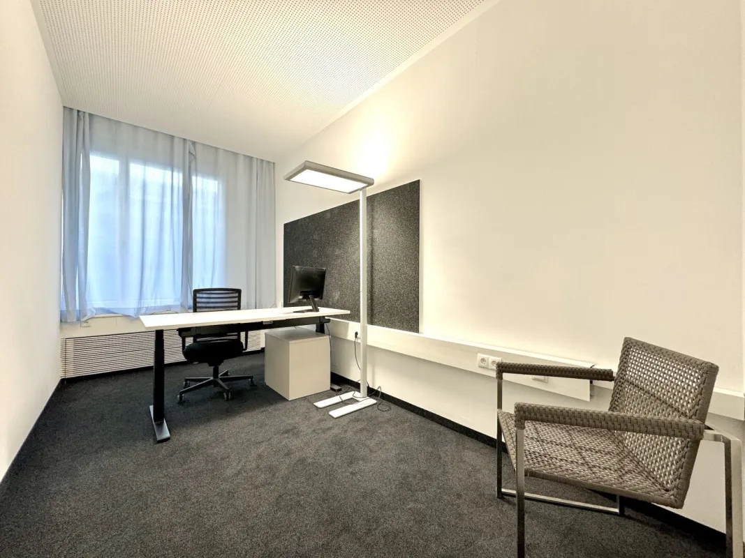 Schönes neu saniertes Büro mit Gemeinschaftsküche! - Bild 1