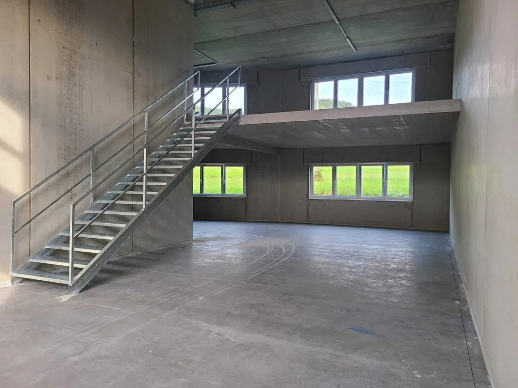"MODERNE GEWERBEHALLE/LAGER im BUSINESSPPARK -  mit SEE- und BERGBLICK nähe Autobahnanschluss mit Lagermöglichkeit" - Bild 1